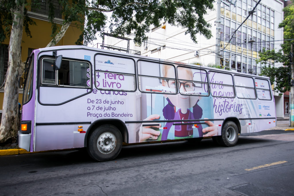 EMEF Leonel Brizola recebe ônibus para divulgação da 34ª Feira do Livro –  Prefeitura Municipal de Canoas