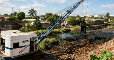 Com a utilização de máquinas, está ocorrendo a dragagem da vala interna, a retirada de lixo depositado irregularmente e também proveniente das águas das chuvas.