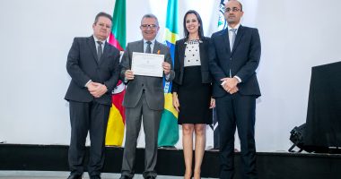 Prefeito de Canoas, Luiz Carlos Busato, recebe a medalha Tiradentes, da Polícia Civil