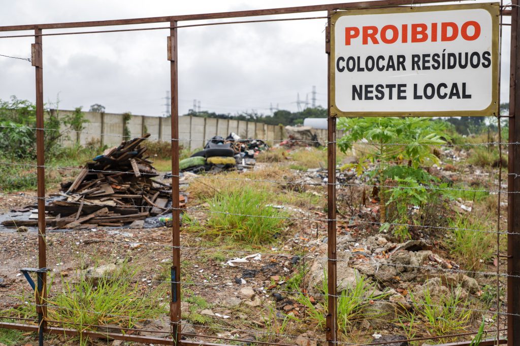 Dono do terreno foi autuado e precisa viabilizar um projeto de estudo de impacto do solo