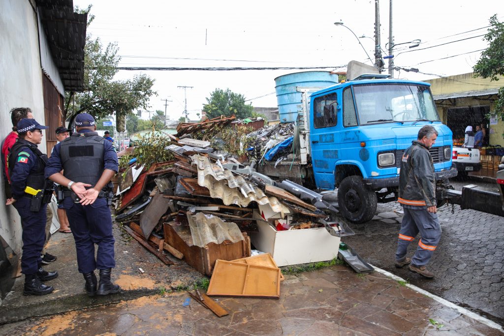 Guarda e Secretarias Municipais autuam condutor que fazia descarte irregular de lixo em Canoas