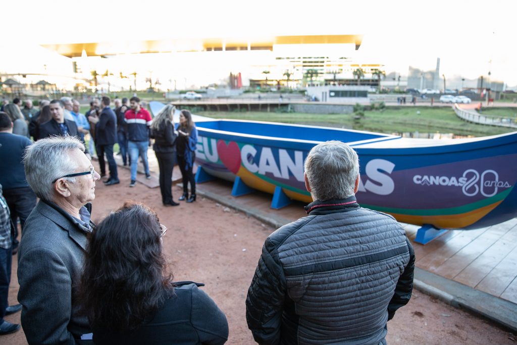 Canoas ganha brinquedos acessíveis e monumento para fomentar o turismo Embarcação de dez metros de comprimento está no Parque Getúlio Vargas