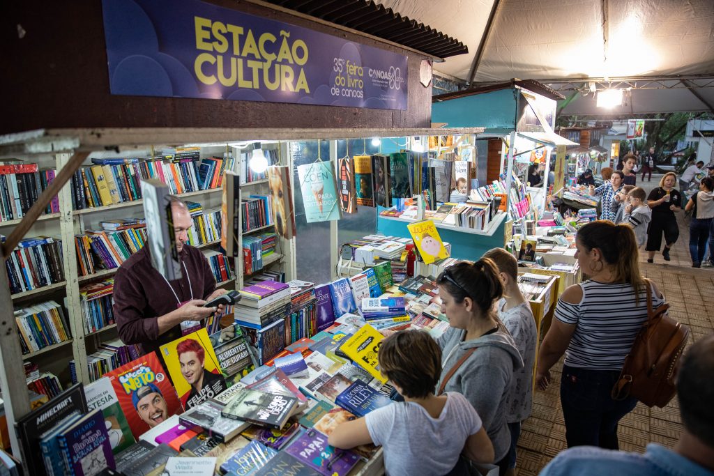 Primeiro fim de semana da 35ª Feira do Livro de Canoas tem palestra e pocket show de Leo Chaves