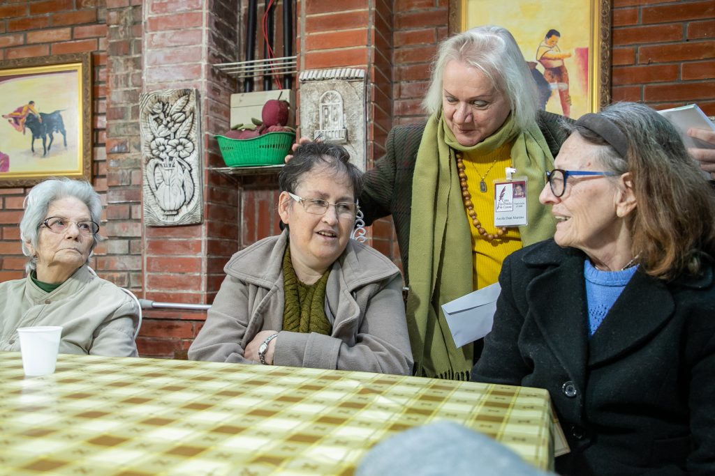 Casa do Poeta leva música e literatura aos moradores do Lar Germânia