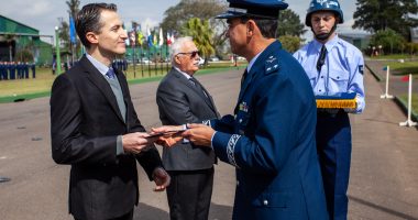 Força Aérea Brasileira homenageia secretários municipais de Canoas