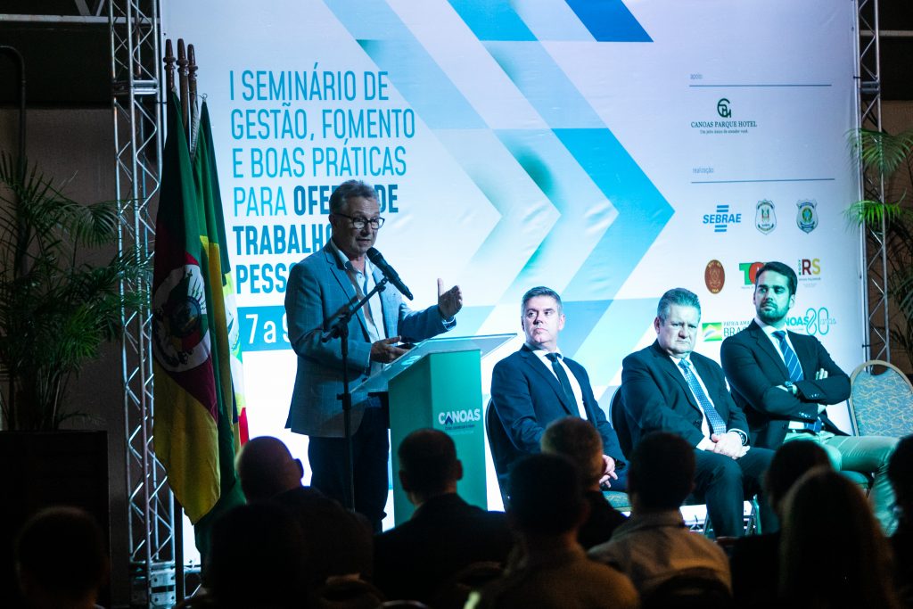 Governador Eduardo Leite e prefeito Busato participam de seminário em Canoas