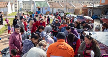 Moradores do bairro Guajuviras recebem 2 mil donativos arrecadados pela Defesa Civil