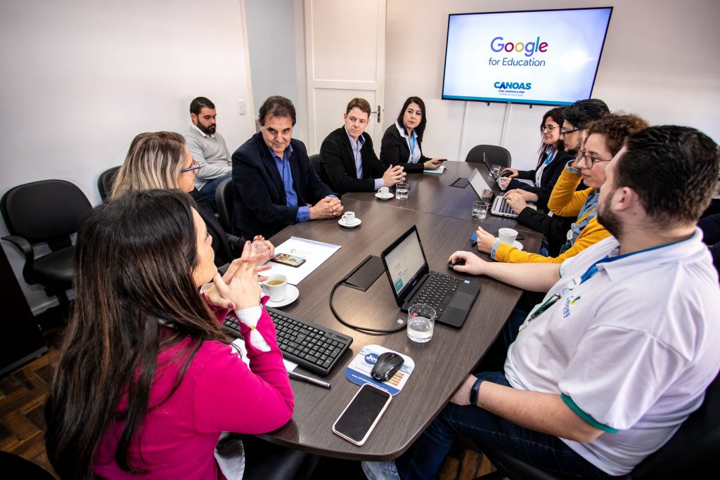 A vice-prefeita, Gisele Uequed, apresentou ao prefeito de Santa Clara do Sul, Paulo Kohlrausch, as ações de inovação pedagógica implementadas no município.