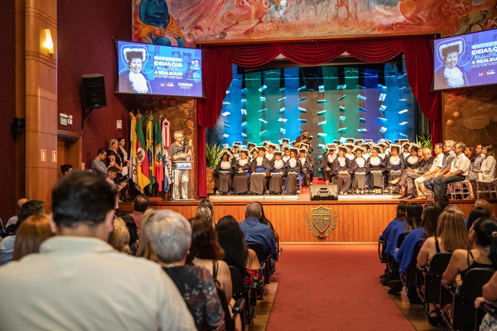 Formatura da 2ª turma do Programa Gerações emociona idosos e familiares