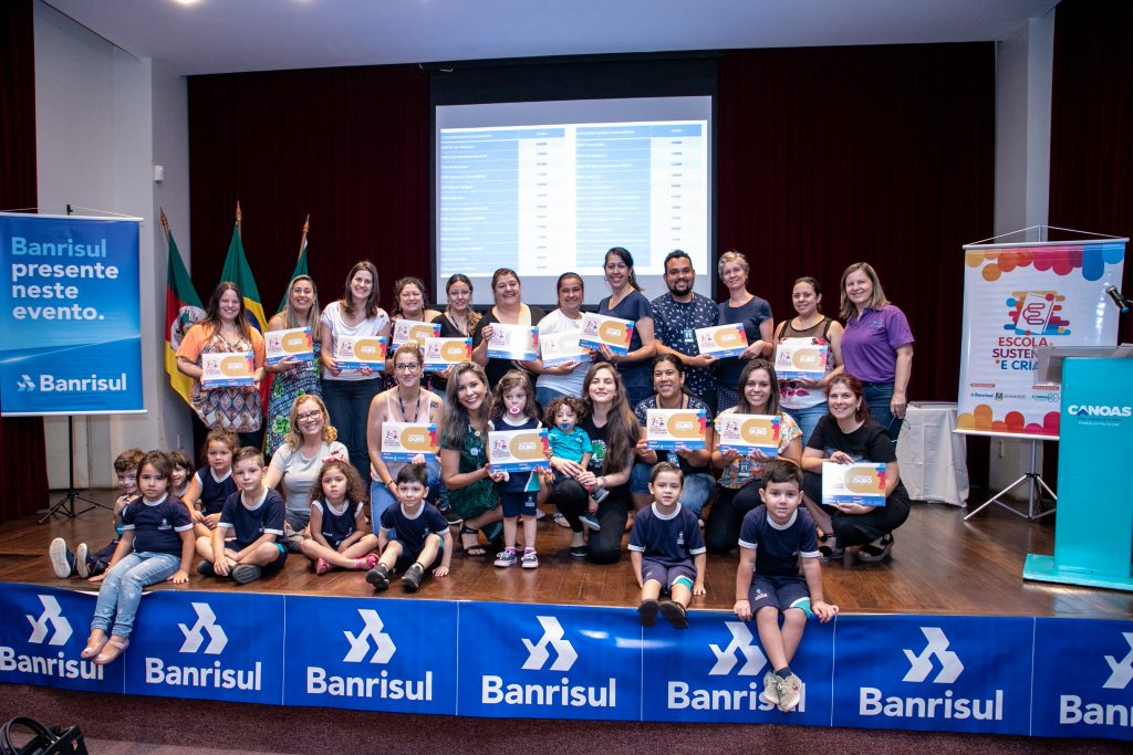 Todas as escolas participantes receberam placas indicando seu envolvimento com o projeto