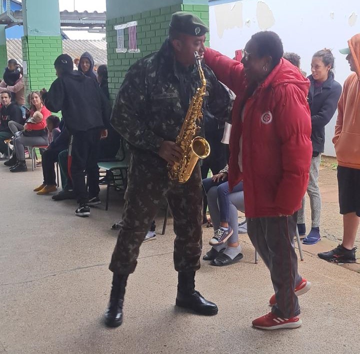 Banda do Exército se apresenta na EMEF Guajuviras