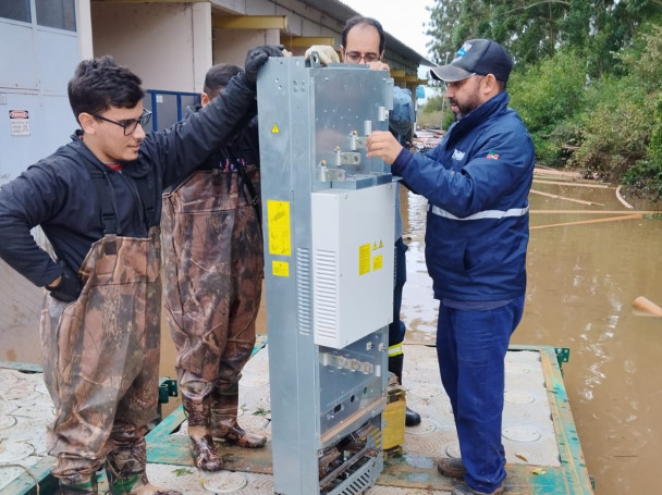 Técnicos da Corsan trabalham na recuperação de equipamentos