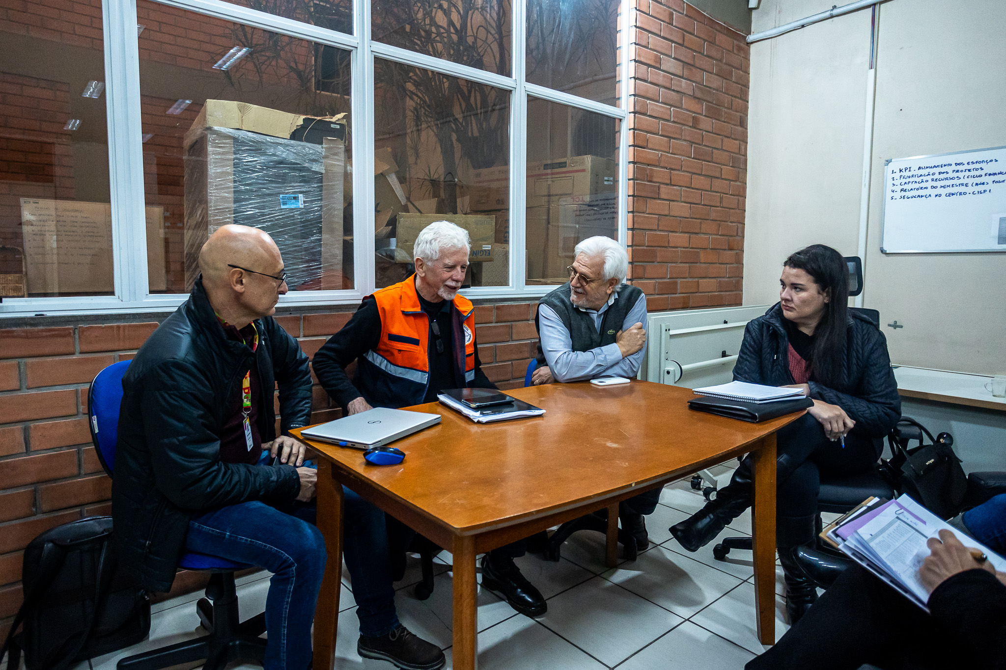 Reunião sobre a construção dos centros humanitários